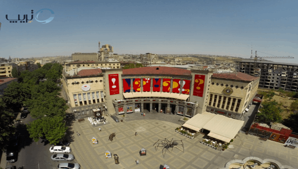 میدان چارلز آزناوور هنر و زندگی